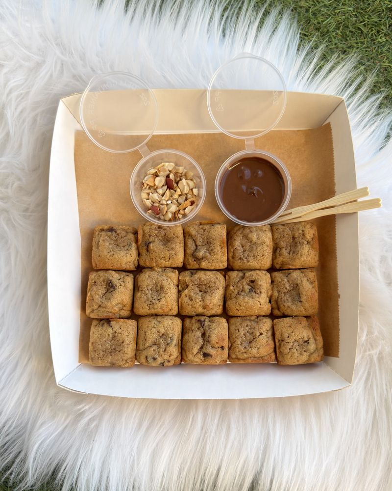 Cookizz Box : quinze mini cookies aux pépites de chocolat avec un pot de sauce chocolat-noisette et un pot d'éclats de cacahuètes