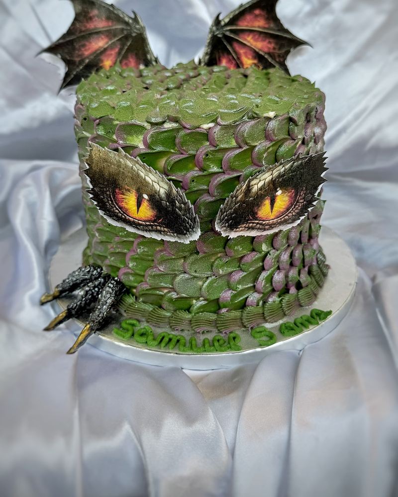 Gâteau d'anniversaire dragon aux écailles de crème vertes, yeux et ailes imprimés