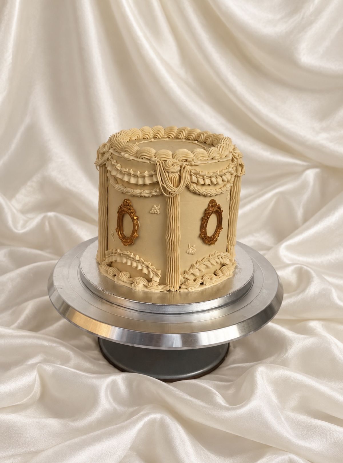 Layer cake haut de style vintage baroque, crème beige pochée en drapés, volants et guirlandes, ornements de cadres dorés, réalisé par COOKIZZ à Cogolin