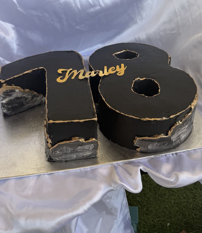 Number cake 18 noir aux bordures dorées avec prénom en lettres dorées